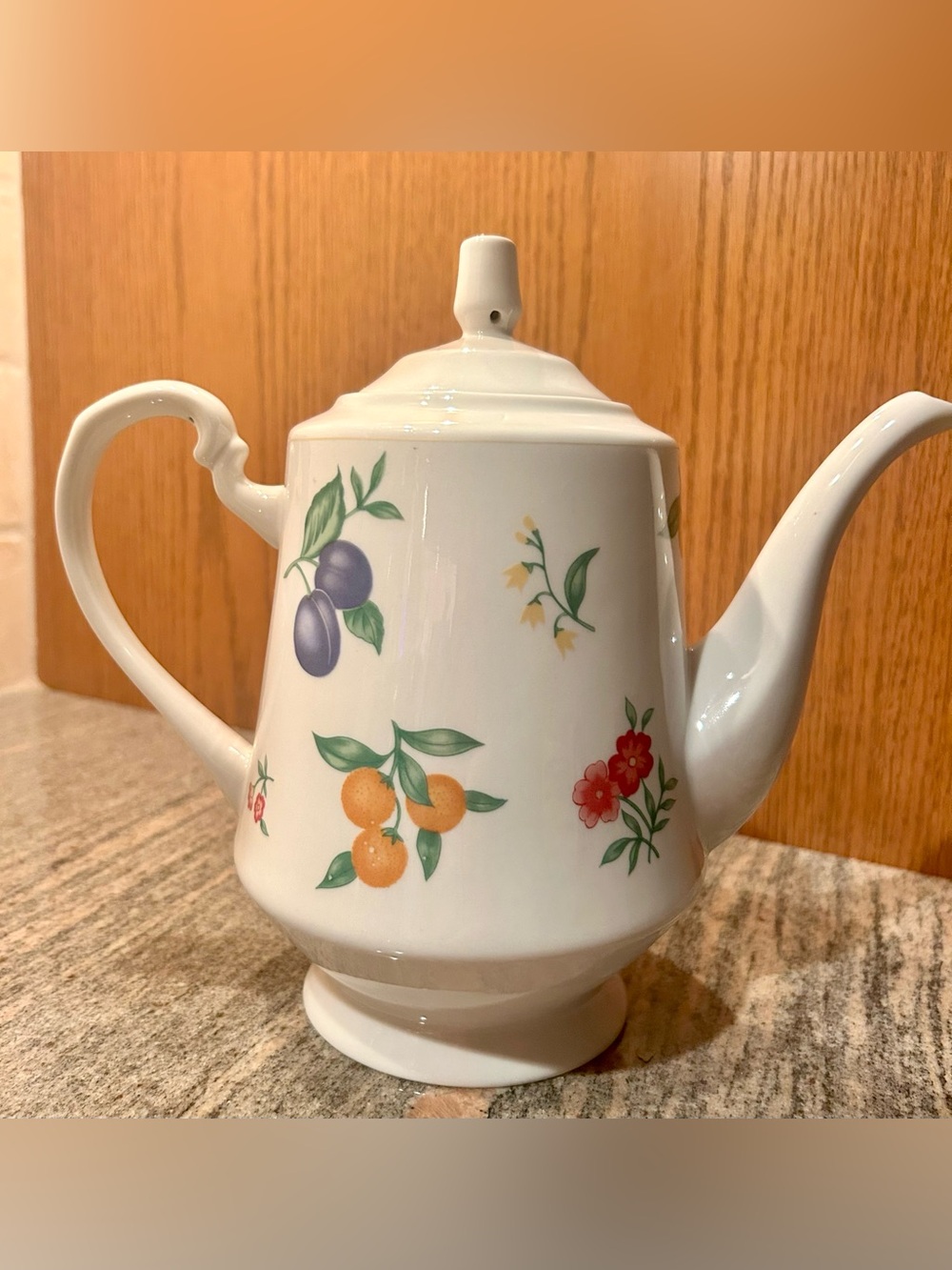 Royal Majestic vintage porcelain teapot Fine China Chelsea 8432 pattern